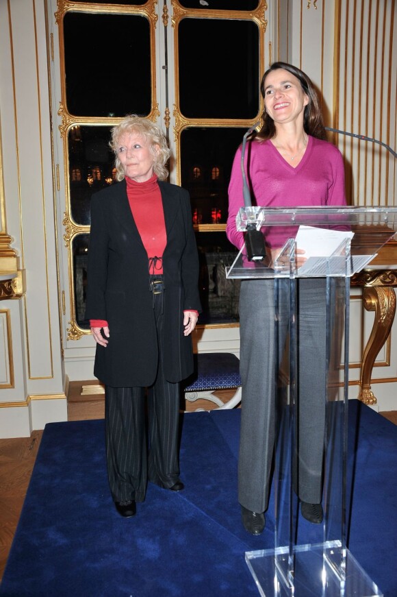 Petula Clark reçoit les insignes de Commandeur de l'ordre des Arts et des Lettres par la ministre de la Culture Aurélie Filippetti à Paris le 21 novembre 2012.