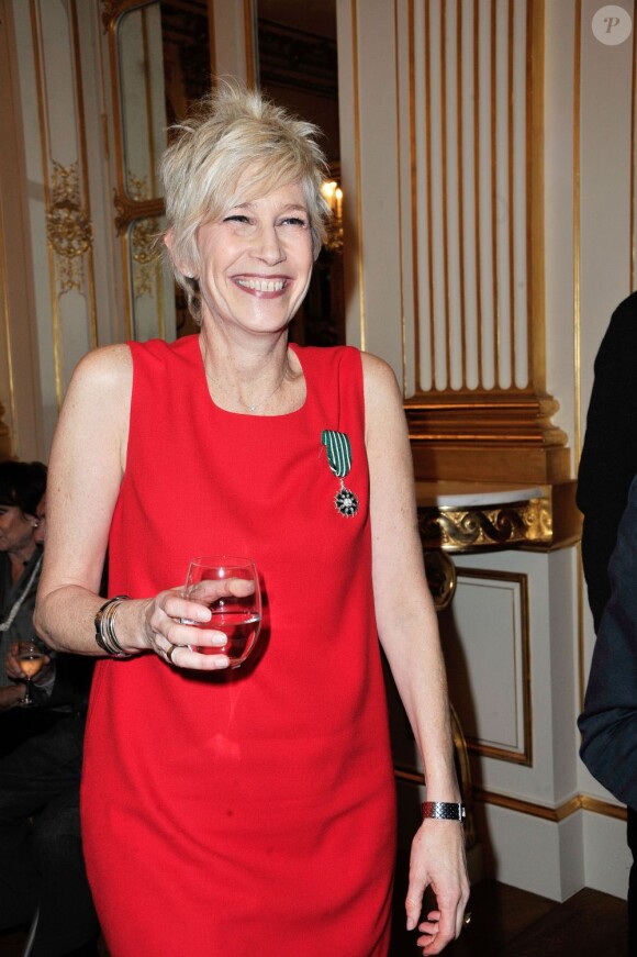 Valli reçoit les insignes de Chevalier de l'ordre des Arts et des Lettres par la ministre de la Culture Aurélie Filippetti à Paris le 21 novembre 2012.