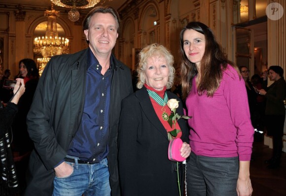 Petula Clark pose entourée de Claude Francois Jr. et Aurélie Filippetti à Paris, le 21 novembre 2012.