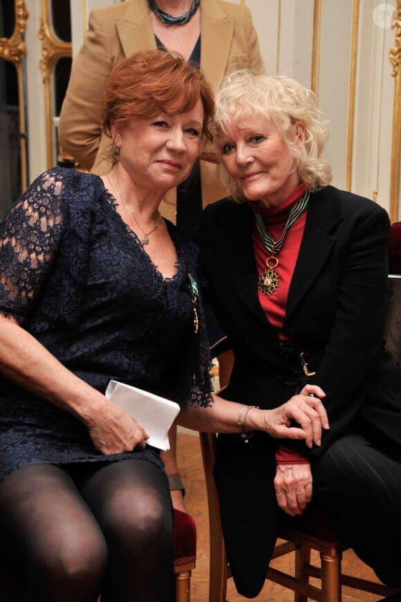 Eva Darlan et Petula Clark décorées par la ministre de la Culture Aurélie Filippetti à Paris, le 21 novembre 2012.