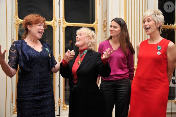 Eva Darlan, Petula Clark, Aurélie Filippetti et Valli au ministère de la Culture à Paris le 21 novembre 2012.