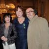 Eva Darlan pose entourée de Danièle Evenou et Jean-Michel Ribes au ministère de la Culture à Paris le 21 novembre 2012.
