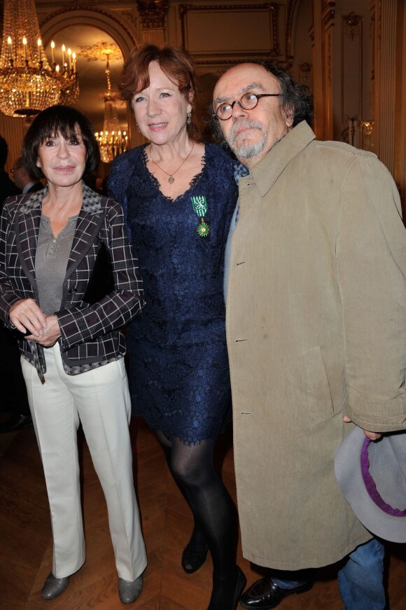 Eva Darlan pose entourée de Danièle Evenou et Jean-Michel Ribes au ministère de la Culture à Paris le 21 novembre 2012.