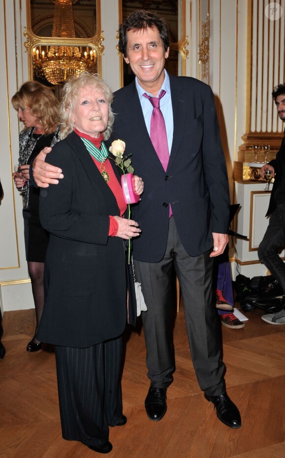 Petula Clark pose avec Max Guazzini au ministère de la Culture à Paris le 21 novembre 2012.