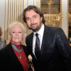 Petula Clark pose avec Henri Leconte au ministère de la Culture à Paris le 21 novembre 2012.