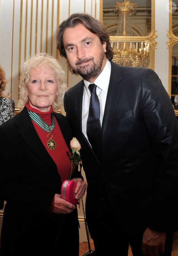 Petula Clark pose avec Henri Leconte au ministère de la Culture à Paris le 21 novembre 2012.