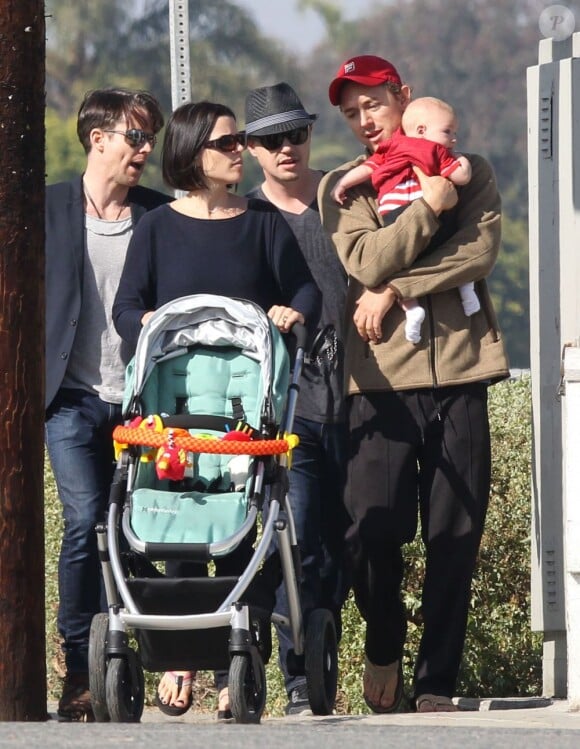 Neve Campbell avec son fils Caspian et son chéri J.J Feild et deux amis à Los Angeles le 21 novembre 2012.