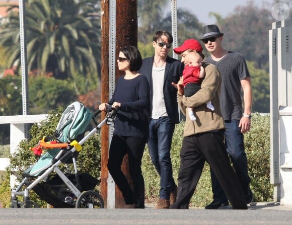 Neve Campbell et son fils Caspian et son chéri J.J Feild à Los Angeles le 21 novembre 2012.