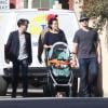 Neve Campbell avec son fils Caspian et son chéri J.J Feild à Los Angeles le 21 novembre 2012.