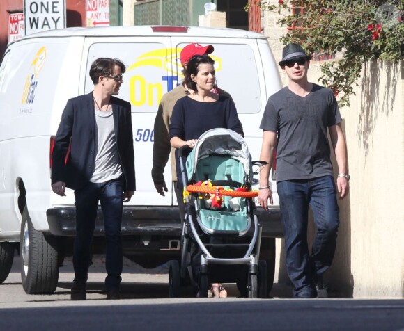 Neve Campbell avec son fils Caspian et son chéri J.J Feild à Los Angeles le 21 novembre 2012.