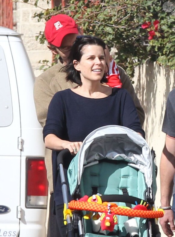 Neve Campbell avec son fils Caspian et son chéri J.J Feild à Los Angeles le 21 novembre 2012.
