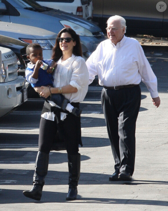Sandra Bullock se rend à une fête de Thanksgiving avec son fils Louis et son père John à Beverly Hills le 21 novembre 2012.