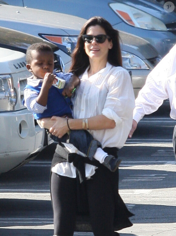 Sandra Bullock avec son fils Louis à Beverly Hills le 21 novembre 2012.