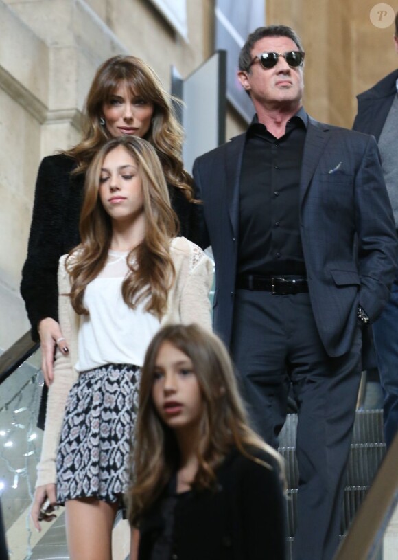 Sylvester Stallone, sa femme Jennifer Flavin et leurs filles Sistine Rose et Scarlet Rose quittent l'hôtel Crillon pour aller visiter le musée des Arts Décoratifs a Paris. La famille Stallone est à Paris pour le Bal des Débutantes auquel participera sa fille aînée, Sophia Rose.