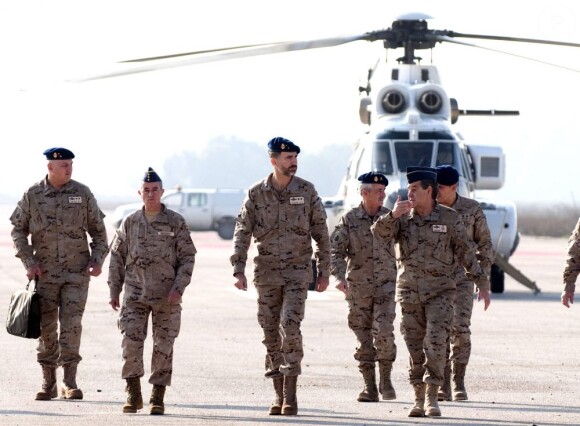 Le prince Felipe d'Espagne en visite chez le Groupe mobile de contrôle aérien à la base de Tablada, à Séville, le 22 novembre 2012.