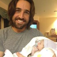 Jake Owen : La star de la country présente fièrement son bébé, Olive Pearl