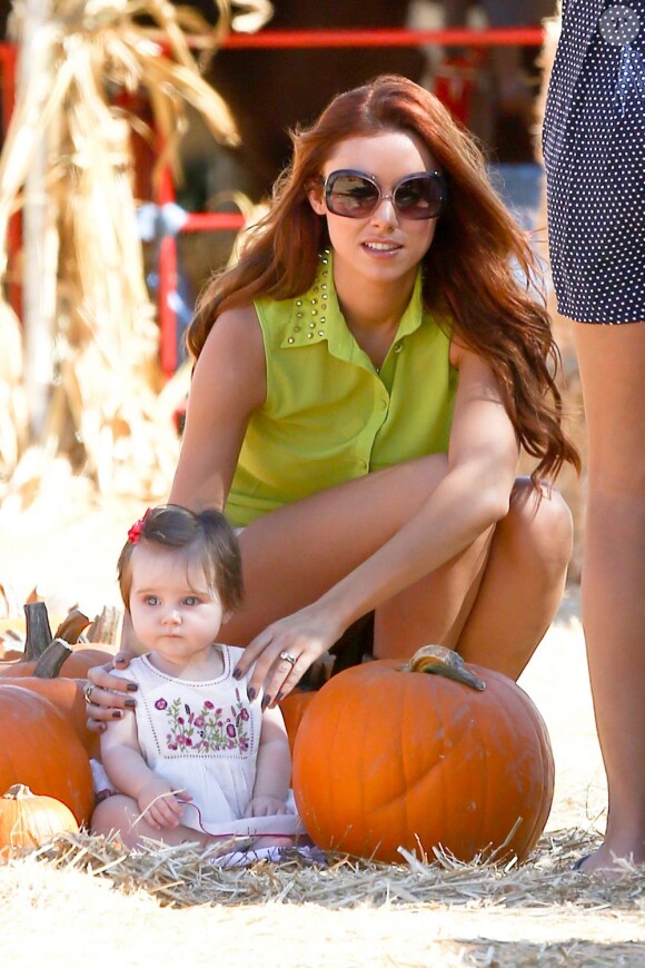 Una Healy de The Saturdays avec sa fille Aoife le 24 octobre 2012 à Los Angeles.