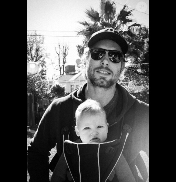Jessica Simpson a posté sur Twitter deux photos de son fiancé Eric Johnson et de leur fille de 6 mois Maxwell.