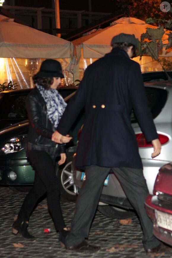 Ashton Kutcher ne quitte plus sa compagne Mila Kunis. Ils s'accordent un dîner romantique à Rome le 23 novembre 2012