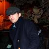 Ashton Kutcher coiffé d'un béret et sa compagne Mila Kunis s'accordent un dîner romantique à Rome le 23 novembre 2012