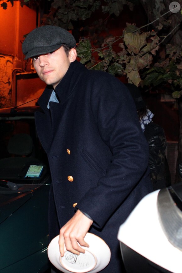 Ashton Kutcher coiffé d'un béret et sa compagne Mila Kunis s'accordent un dîner romantique à Rome le 23 novembre 2012