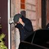 Ashton Kutcher et sa compagne Mila Kunis tentent de passer incognito pour se rendre à un dîner romantique à Rome le 23 novembre 2012
