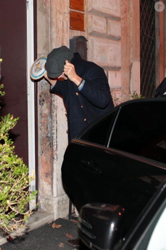 Ashton Kutcher et sa compagne Mila Kunis tentent de passer incognito pour se rendre à un dîner romantique à Rome le 23 novembre 2012