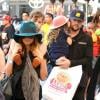 Nicole Richie, son mari Joel Madden et leurs enfants Harlow et Sparrow, tentent de passer incognito au milieu des visiteurs anonymes du Nokia Theater. Los Angeles, le 23 novembre 2012.