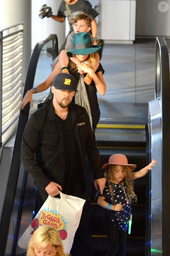 Nicole Richie, son mari Joel Madden et leurs enfants Harlow et Sparrow profitent d'un moment en famille au Nokia Theater. Los Angeles, le 23 novembre 2012.