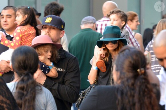 Nicole Richie, son mari Joel Madden et leurs enfants Harlow et Sparrow se glissent parmi les visiteurs du Nokia Theater. Los Angeles, le 23 novembre 2012.
