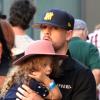 Joel Madden porte sa fille Harlow, quatre ans, au cours d'une visite du Nokia Theater. Los Angeles, le 23 novembre 2012.
