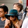 Nicole Richie se glisse parmi les visiteurs anonymes du Nokia Theater avec son fils Sparrow (trois ans) sur les épaules. Los Angeles, le 23 novembre 2012.