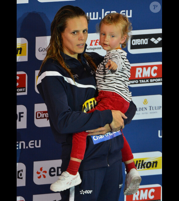 Laure Manaudou et sa fille Manon durant les championnats d'Europe à Chartres, le 24 novembre 2012