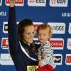 Laure Manaudou fière auprès de sa fille Manon durant les championnats d'Europe à Chartres, le 24 novembre 2012 après avoir remporté la médaille d'or du 50m dos
