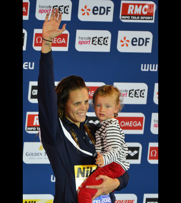 Laure Manaudou fière auprès de sa fille Manon durant les championnats d'Europe à Chartres, le 24 novembre 2012 après avoir remporté la médaille d'or du 50m dos