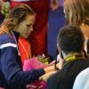 Laure Manaudou signe quelques autographes durant les championnats d'Europe à Chartres, le 24 novembre 2012