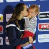 Laure Manaudou dévore sa fille Manon de tendresse durant les championnats d'Europe à Chartres, le 24 novembre 2012