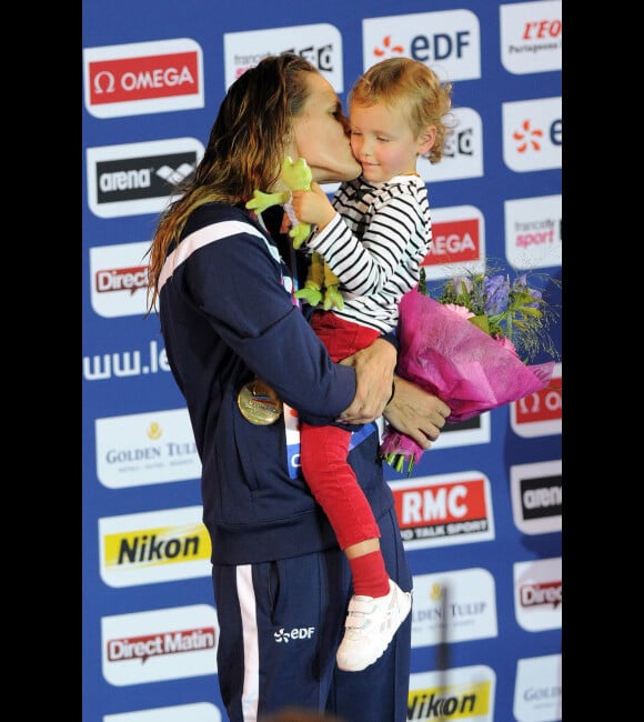Laure Manaudou dévore sa fille Manon de tendresse durant les championnats d'Europe à Chartres, le 24 novembre 2012