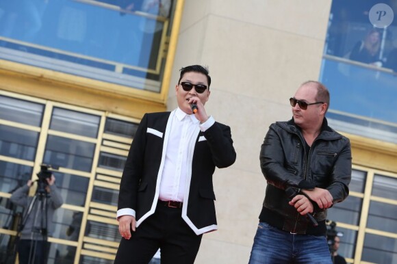 Le chanteur Psy lors de son flashmob à Paris le 5 novembre 2012