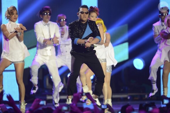 Le chanteur Psy se lâche sur scène avec son Gangnam style