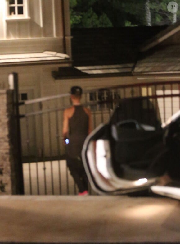 Justin Bieber devant le portail de Selena Gomez, qui refuse de le laisser entrer chez elle après une dispute à Los Angeles, le 16 novembre 2012.