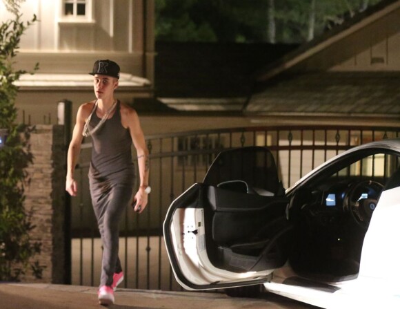 Justin Bieber devant le portail de son ex Selena Gomez, qui refuse de le laisser entrer chez elle après une dispute à Los Angeles, le 16 novembre 2012.