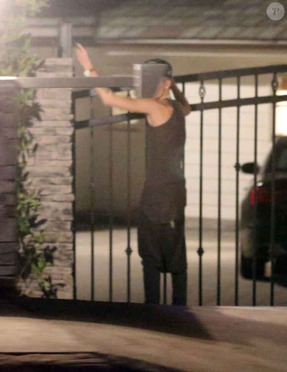 Justin Bieber devant le portail de son ex Selena Gomez, qui refuse de le laisser entrer chez elle après une dispute à Los Angeles, le 16 novembre 2012.