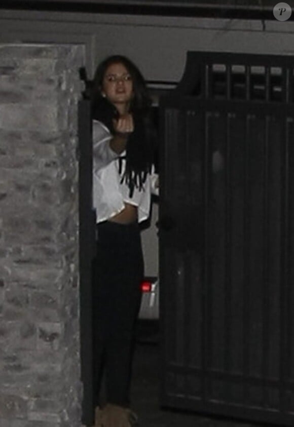 Selena Gomez refuse d'ouvrir sa porte à Justin Bieber après une dispute à Los Angeles, le 16 novembre 2012.