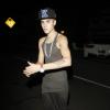 Justin Bieber devant le portail de Selena Gomez, qui refuse de le laisser entrer chez elle après une dispute à Los Angeles, le 16 novembre 2012.