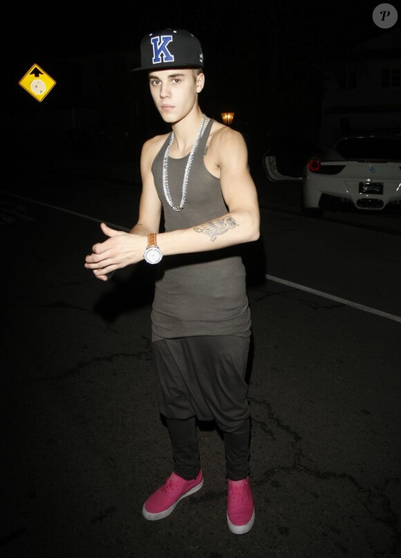 Justin Bieber devant le portail de Selena Gomez, qui refuse de le laisser entrer chez elle après une dispute à Los Angeles, le 16 novembre 2012.