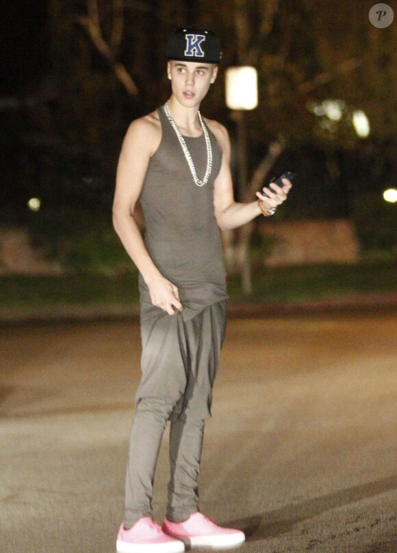 Justin Bieber devant le portail de Selena Gomez, qui refuse de le laisser entrer chez elle après une dispute à Los Angeles, le 16 novembre 2012.