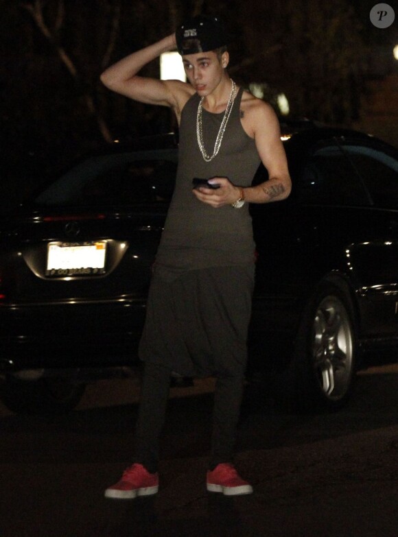 Le chanteur canadien Justin Bieber devant la maison de Selena Gomez, qui refuse de le laisser entrer chez elle après une dispute à Los Angeles, le 16 novembre 2012.