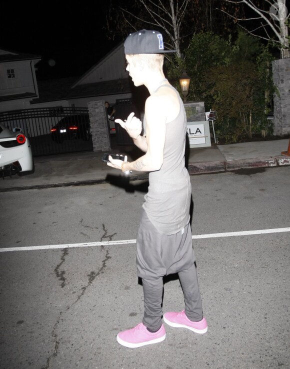 Justin Bieber devant le portail de Selena Gomez, qui refuse de le laisser entrer chez elle après une dispute à Los Angeles, le 16 novembre 2012.