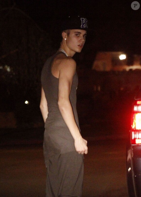 Justin Bieber devant le portail de Selena Gomez, qui refuse de le laisser entrer chez elle après une dispute à Los Angeles, le 16 novembre 2012.